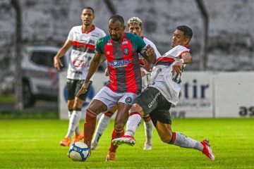 Gol inusitado: Zagueiro marca de cabeça do meio-campo na abertura da Série D