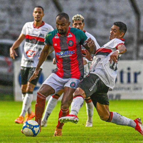 Gol inusitado: Zagueiro marca de cabeça do meio-campo na abertura da Série D