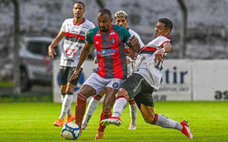 Gol inusitado: Zagueiro marca de cabeça do meio-campo na abertura da Série D